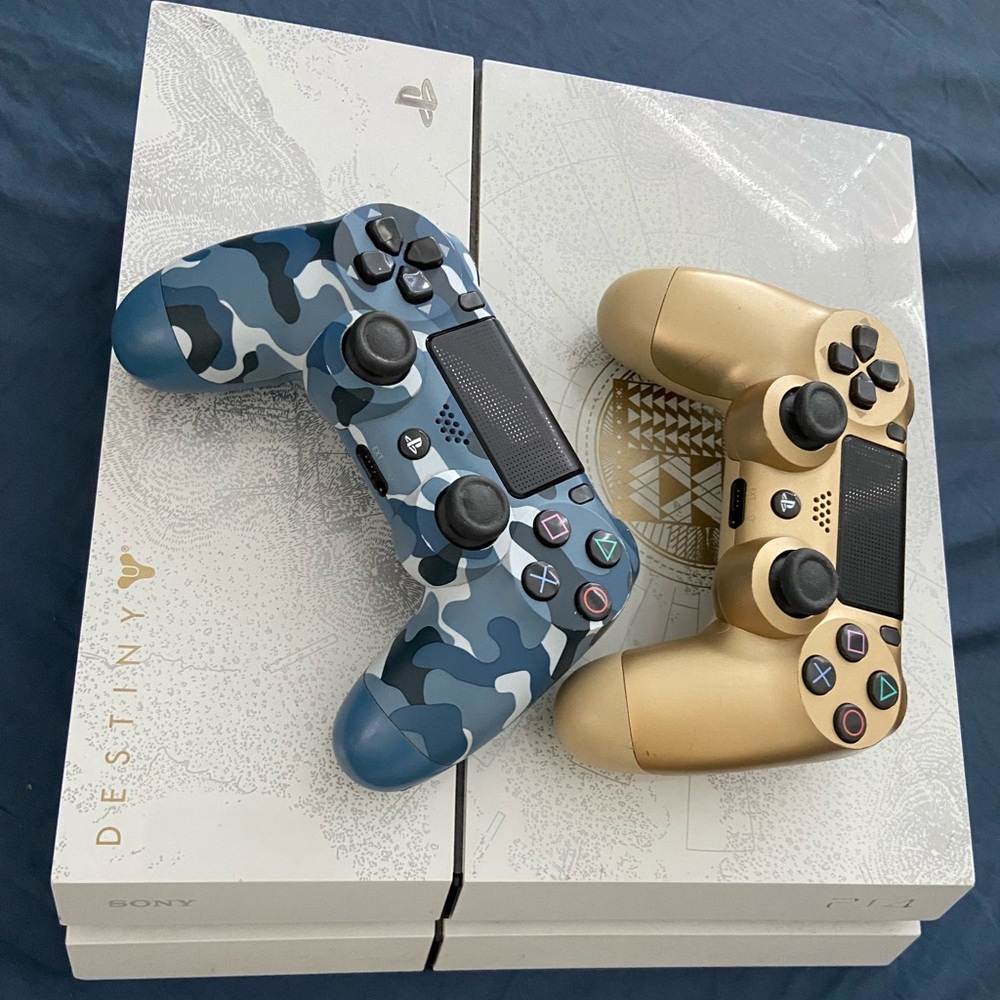 Ps4 + 2 Controllers (Destiny Edition)